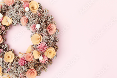 Fototapeta Naklejka Na Ścianę i Meble -  flat lay with wreath on pink