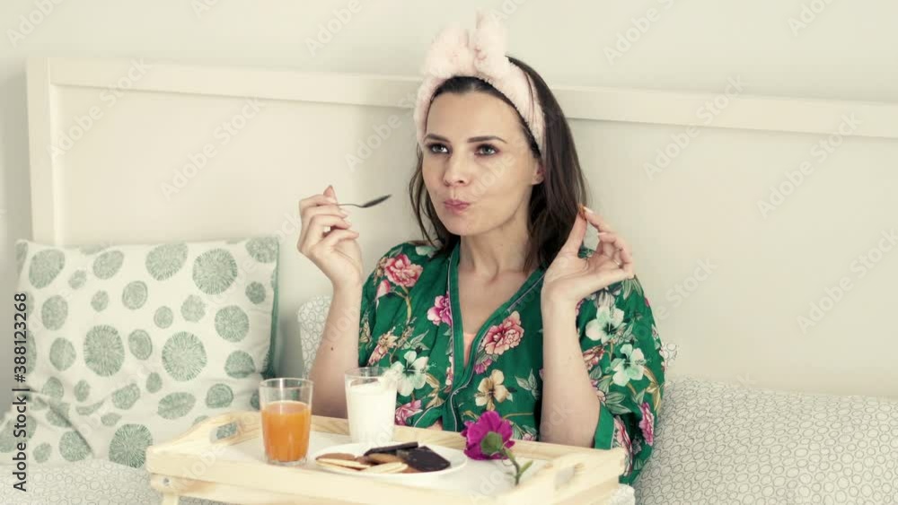 Beautiful woman eating joghurt during breakfast on bed, 4K
Beautiful woman eating joghurt during breakfast on bed, 4K