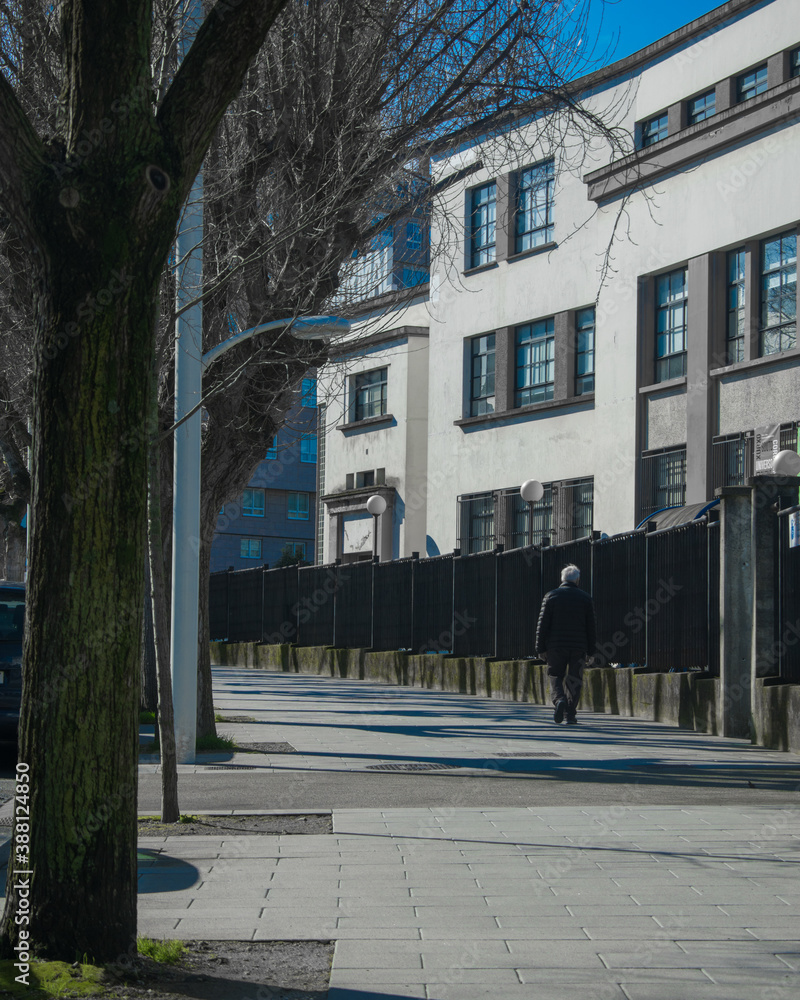 Obraz premium Lord walking through the streets of Galicia