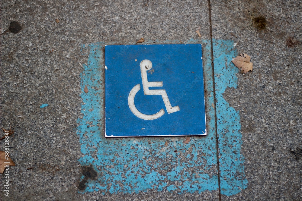 Señalización azul de minusválido pintada en el suelo Stock Photo ...