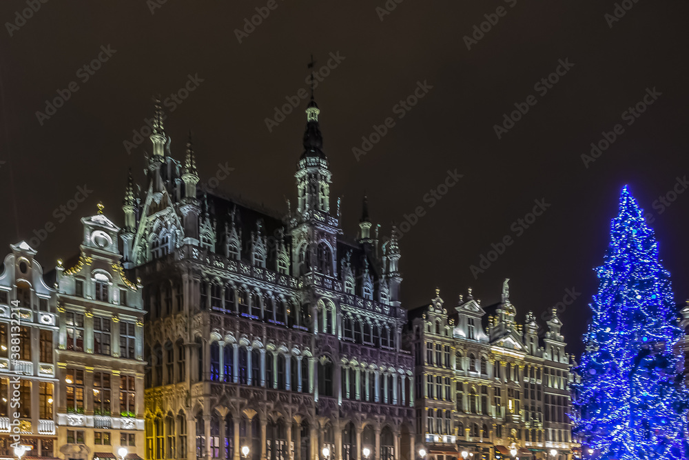 Fototapeta premium Famous Grand Place (Grote Markt) with big Christmas tree at night - the central square of Brussels. BRUSSELS, BELGIUM. 