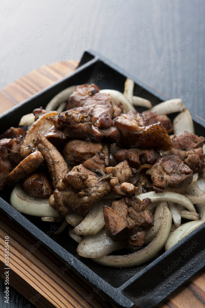 鶏肉と玉ねぎの鉄板焼き