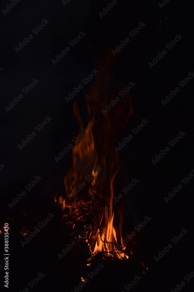 Ognisko płonące nocą - ciepły ogień Ognisko płonące nocą - ciepły ogień