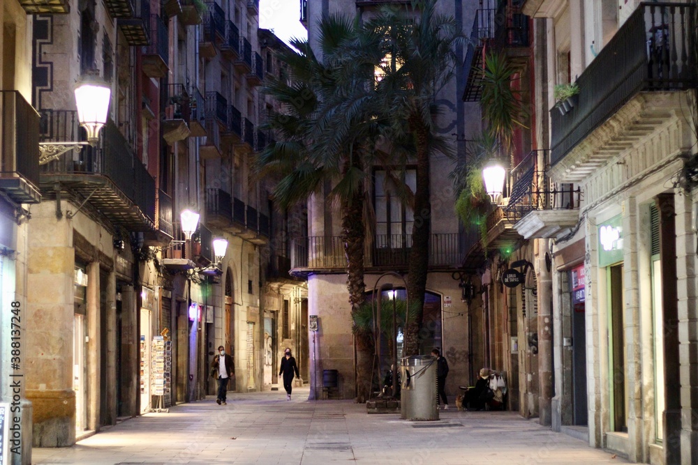Obraz premium Estas son las calles de Barcelona vacias. Los efectos de la pandemia en la ciudad durante la noche. Comercios cerrados bajo el toque de queda