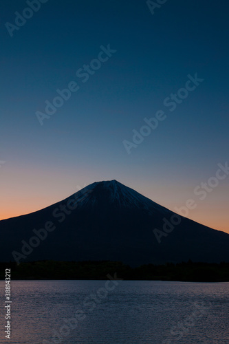 田貫湖からの富士山の夜明け