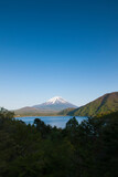 5月の本栖湖と富士山