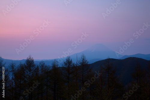 櫛形山からの朝もやの富士山 © Paylessimages