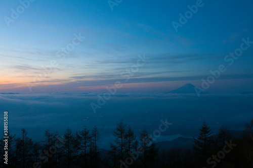 夜明けの甘利山からの富士山 © Paylessimages