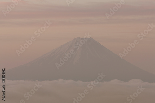 夜明けの甘利山からの富士山