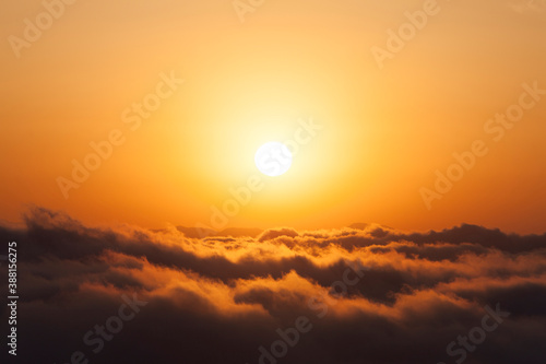 雲海からの日の出 © Paylessimages