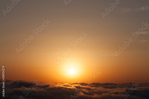 雲海からの日の出 © Paylessimages