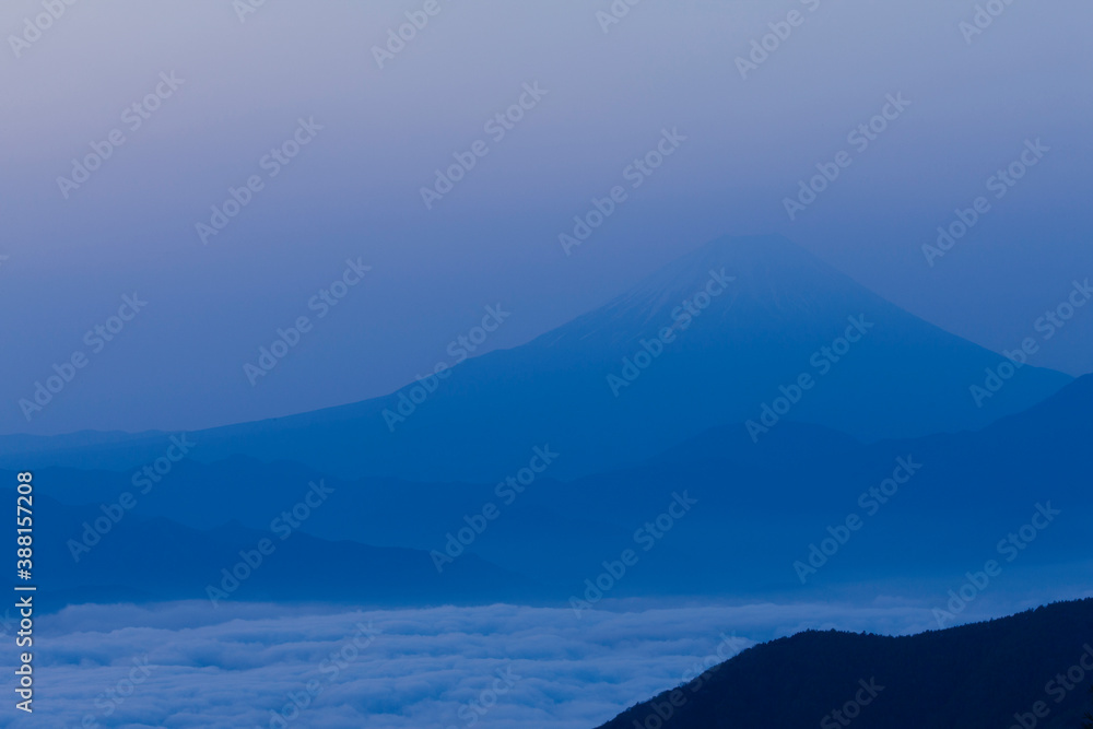 Naklejka premium 雲海と山並み