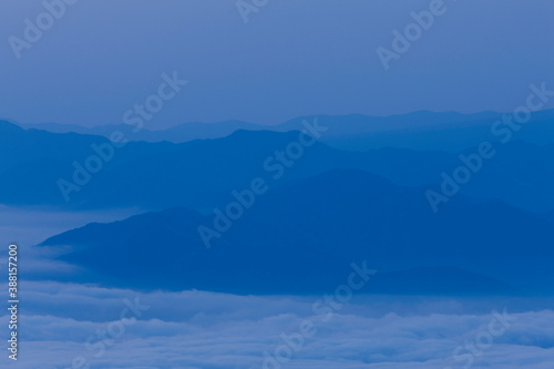 雲海と山並み © Paylessimages