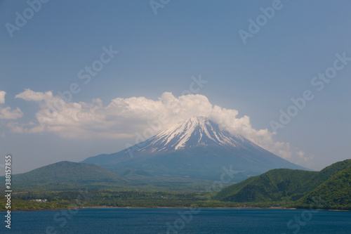 5月の本栖湖と富士山