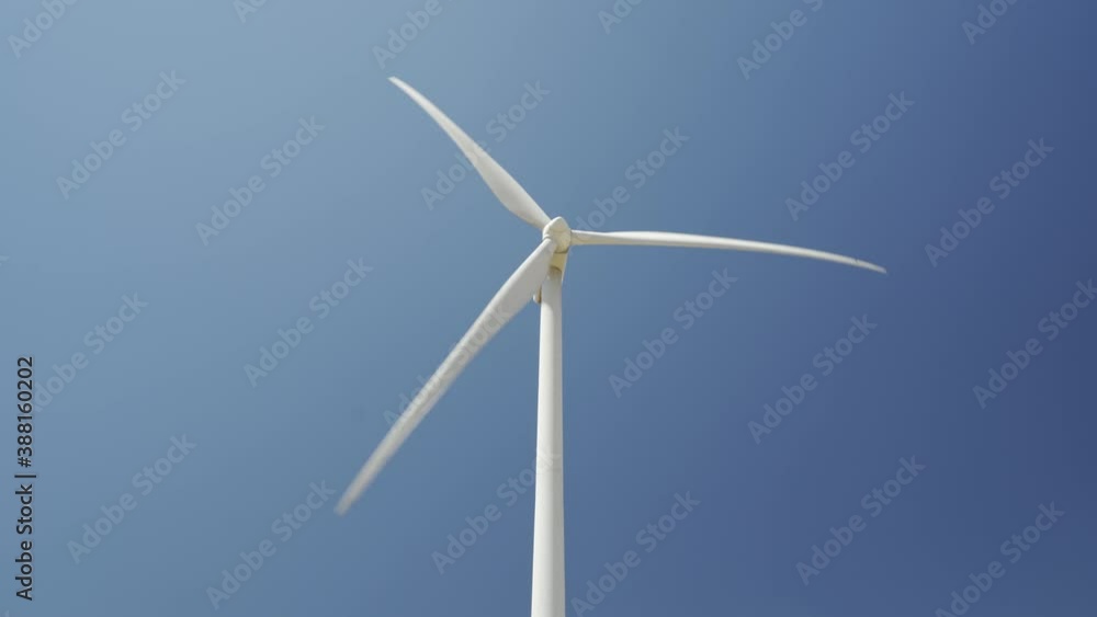 Aerogenerador, turbina o molino de viento con las aspas girando. Aerogenerador, turbina o molino de viento con las aspas girando.