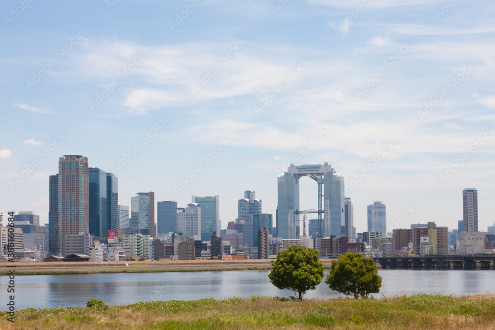 Obraz premium 淀川河川敷より大阪の町並