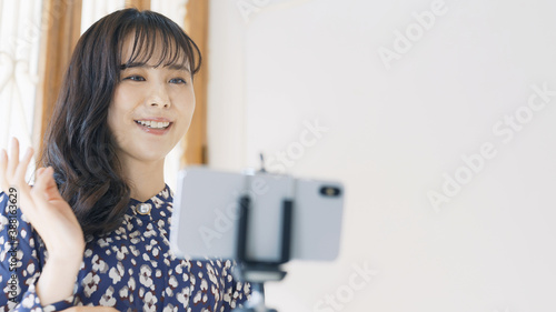 スマホで動画を撮る女性　ライバー　配信者　ユーチューバー　Vlog