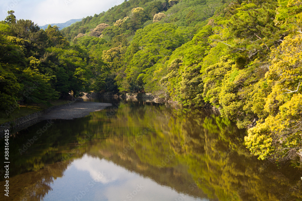 宇治橋から見た神路山と内宮