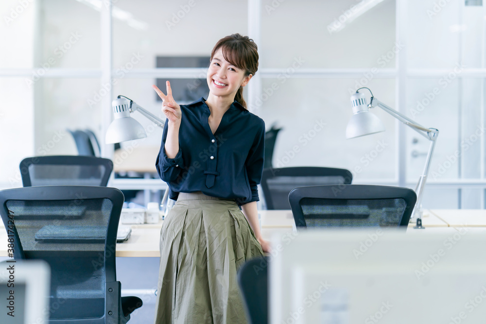 ビジネス・ピースする女性 ビジネス・ピースする女性