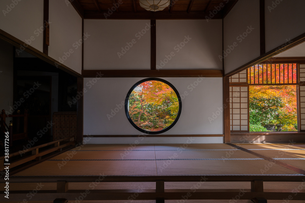 Fototapeta premium 京都 源光庵の紅葉 悟りの窓と迷いの窓