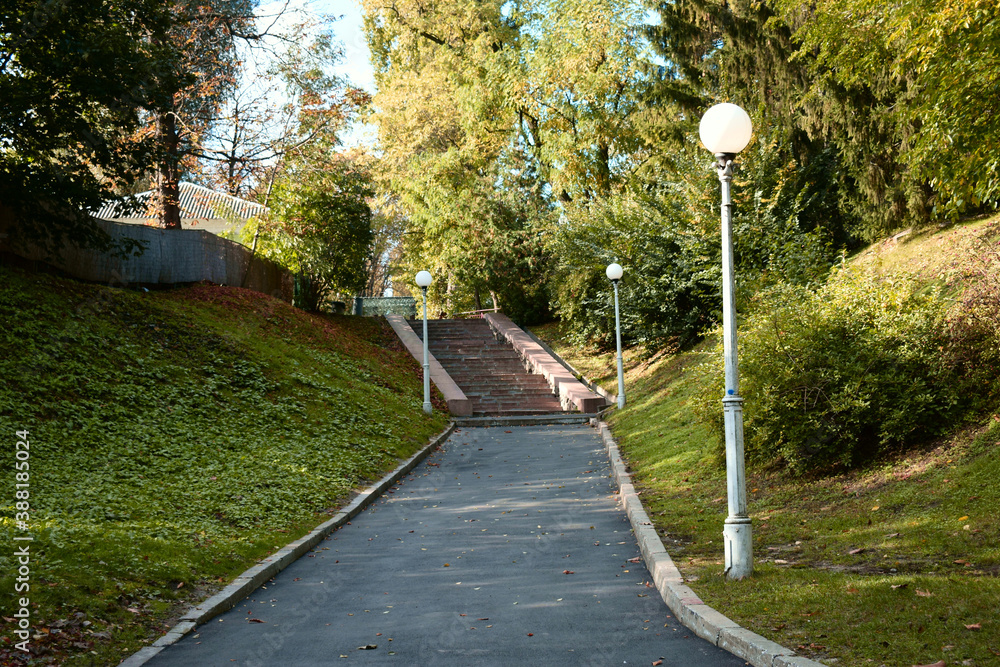 Obraz premium Park path ending with a stone staircase.