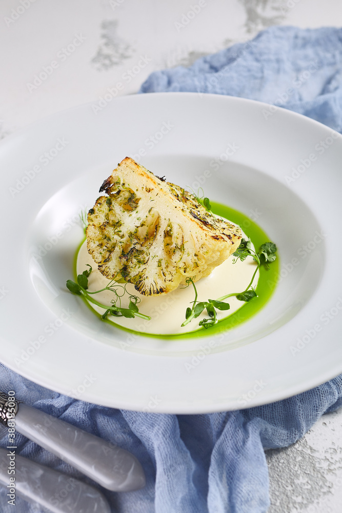 Roasted cauliflower with cream sauce and pesto Roasted cauliflower with cream sauce and pesto