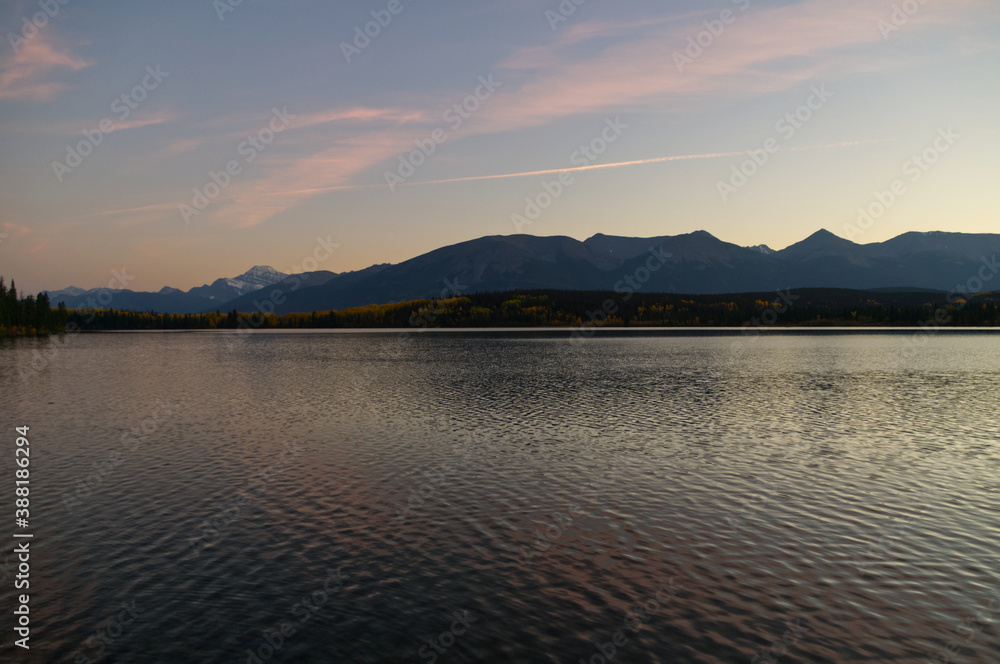 Fototapeta premium Pyramid Lake during an Autumn Sunset