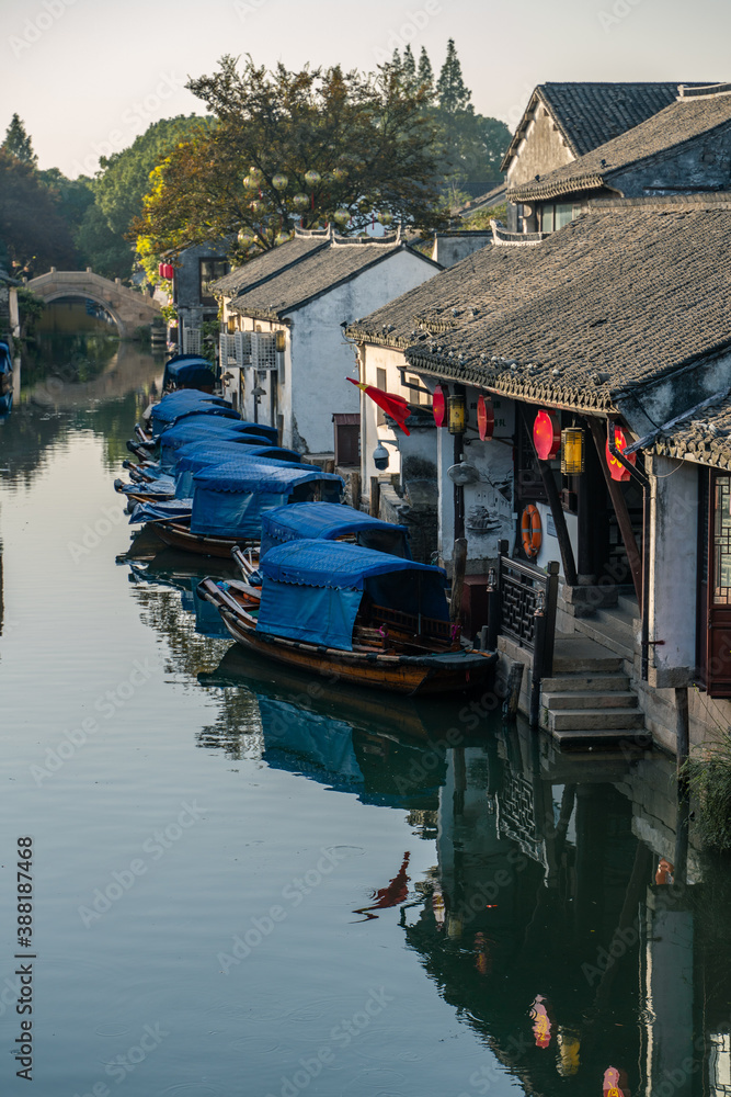 Obraz premium The sunrise view of the architectures and rivers in Zhouzhuang, a ancient Chinese village in Jiangsu, China.