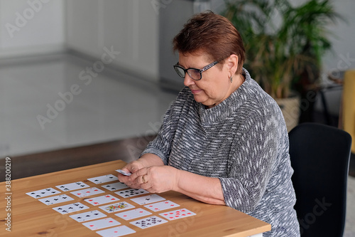 Fotografie senior woman playing solitaire at home