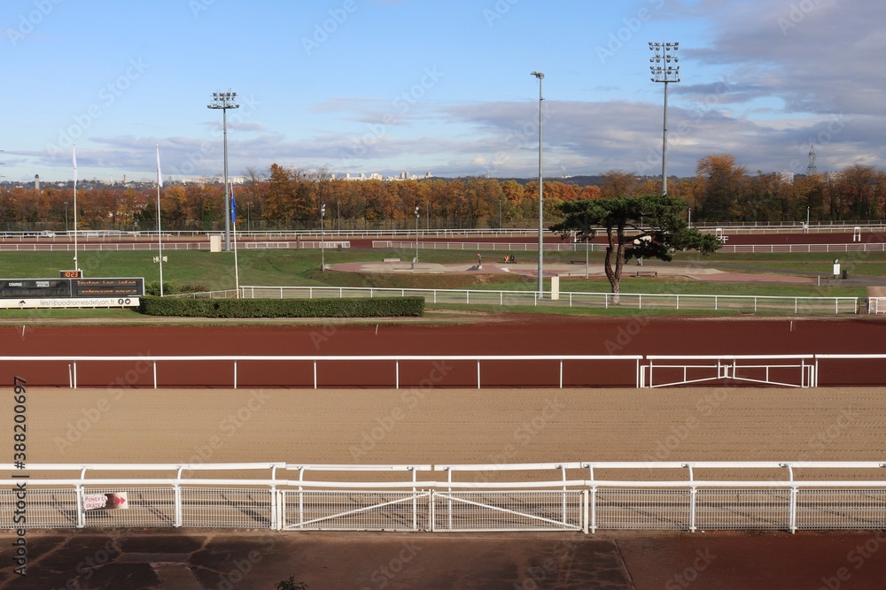 Obraz premium Hippodrome Luon La Soie, vue sur les pistes de course de l'hippodrome, ville de Vaulx en Velin, département du Rhône, France