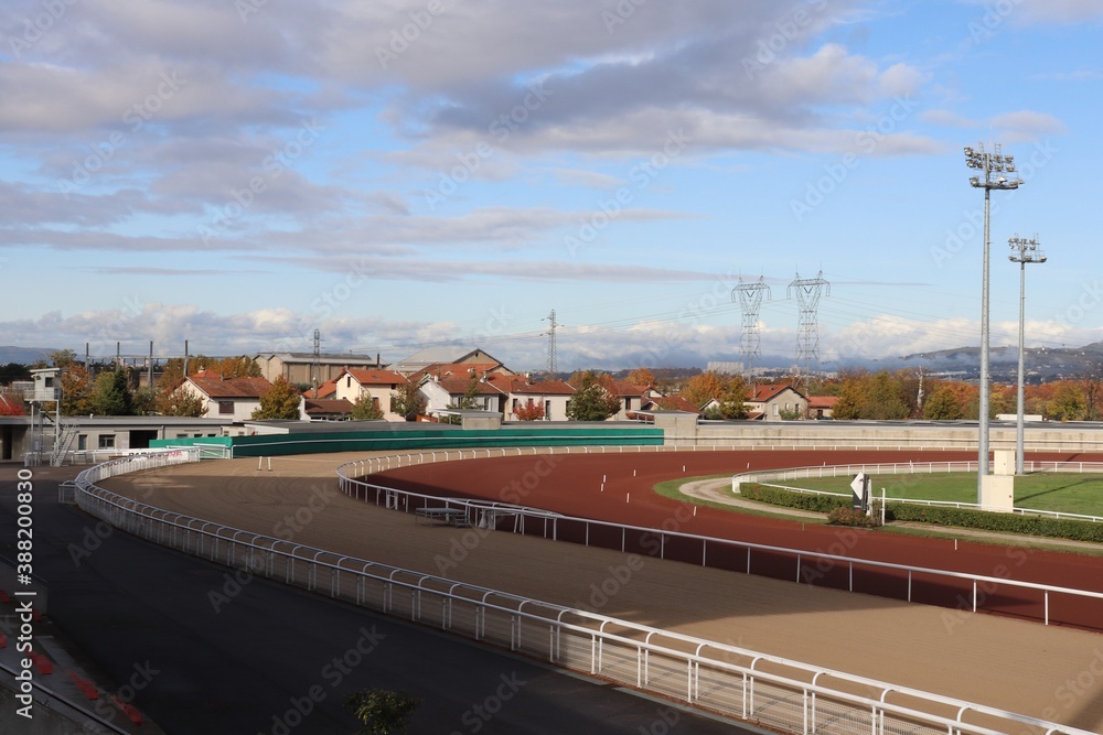 Hippodrome Luon La Soie, vue sur les pistes de course de l'hippodrome, ville de Vaulx en Velin, département du Rhône, France