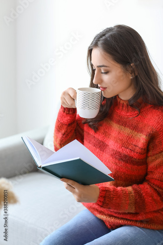 Beautiful young woman drink...