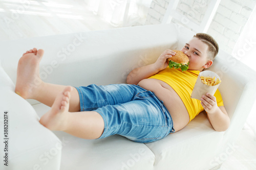 Foto A boy with metabolic disorders
