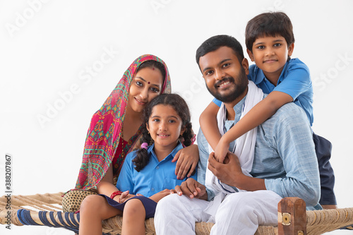 Fotografia PORTRAIT OF A COMPLETE RURAL FAMILY HAPPILY LOOKING AT CAMERA