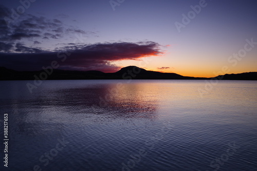 夜明けの屈斜路湖。湖面に映る美しい朝の空。 © Masa Tsuchiya