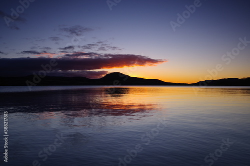 夜明けの屈斜路湖。湖面に映る美しい朝の空。 © Masa Tsuchiya