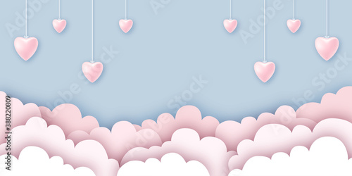 Hintergrund in Papierschnitt, Wolken, Herzen hängen von der Decke. Blue Banner, Freisteller. Valentinstag, Muttertag	