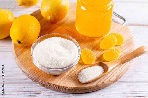 Canvastavla Jelly yellow candies made from gelatin powder, agar-agar (vegetarian substitute for gelatin) and pectin powder on wooden board