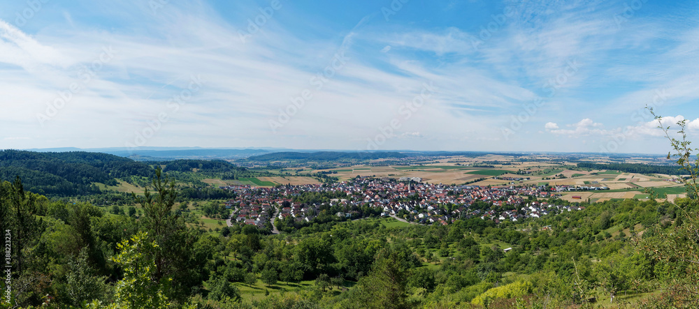 Breitenholz,  Gemeinde Ammerbuch, Südhanglage am Schönbuchrand im Baden-Württemberg. Panoramablick auf das bezauberndes Dorf