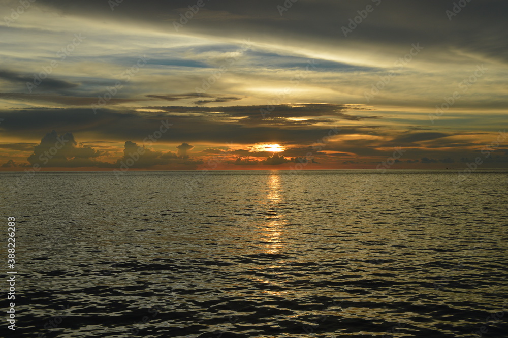 Naklejka premium Sailing among the stunning islands and beaches in Thailand's beautiful turquoise Andaman Sea