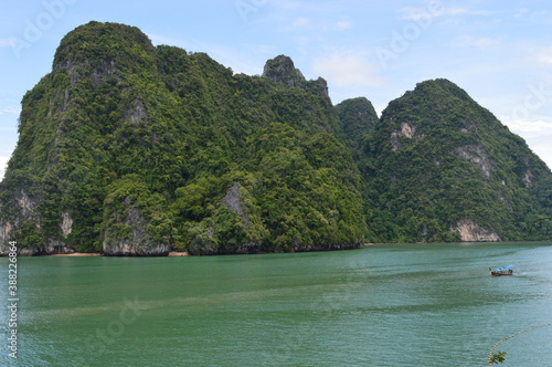 Sailing among the stunning islands and beaches in Thailand's beautiful turquoise Andaman Sea © ChrisOvergaard