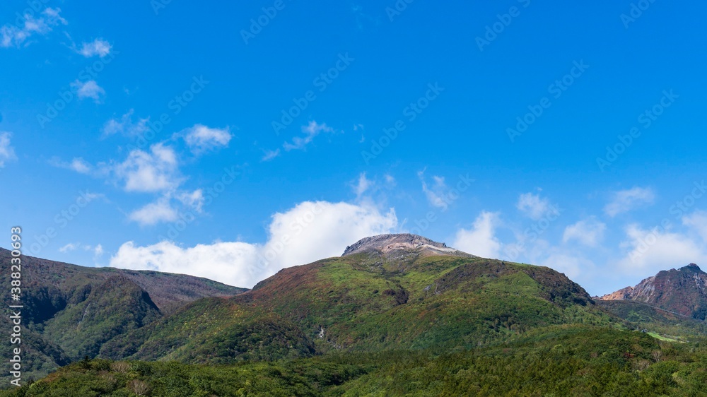 下から見上げる那須岳（茶臼岳）／日光国立公園（栃木県那須町）