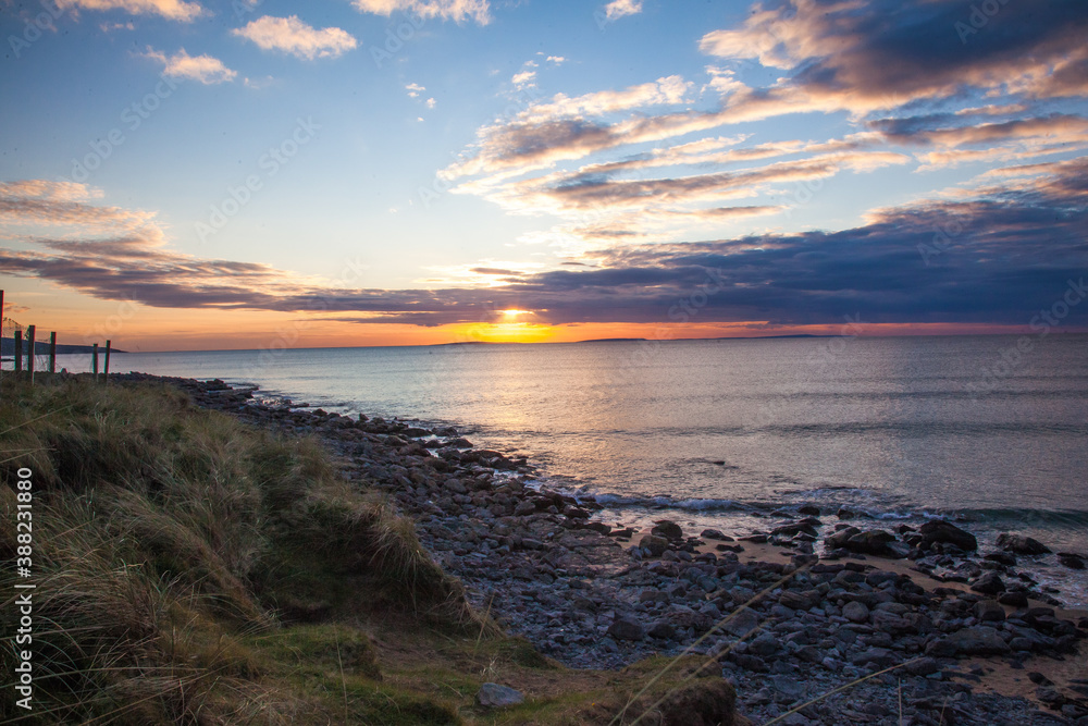 Obraz premium sunset at the beach in ireland