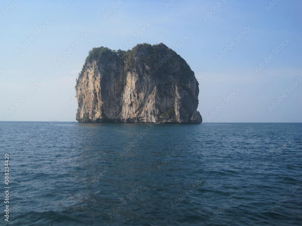 Obraz premium The beautiful beaches and limestone cliffs on Phi Phi island in Thailand