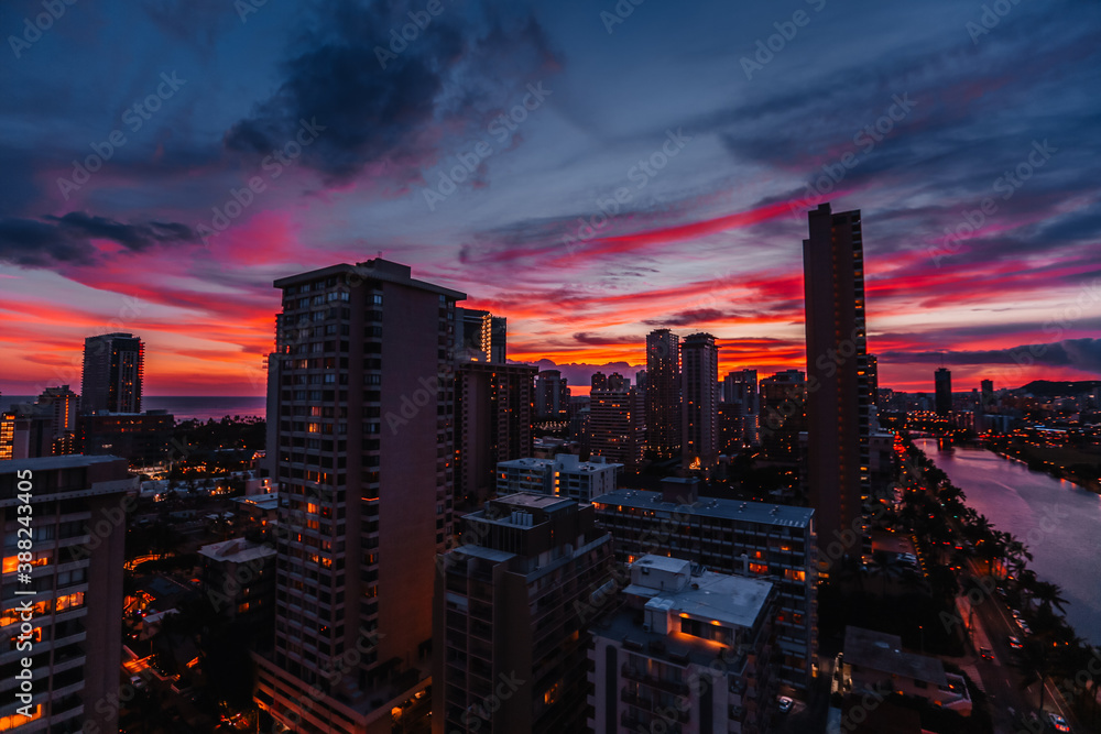 Fototapeta premium Sunset at Waikiki, Honolulu, Oahu, Hawaii