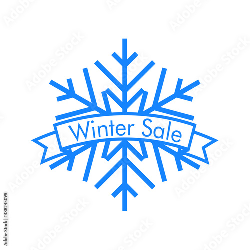 Rebajas de invierno. Logotipo lineal con texto Winter Sale escrito en cinta sobre copo de nieve en color azul
