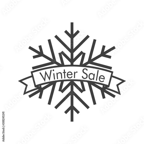 Rebajas de invierno. Logotipo lineal con texto Winter Sale escrito en cinta sobre copo de nieve en color gris