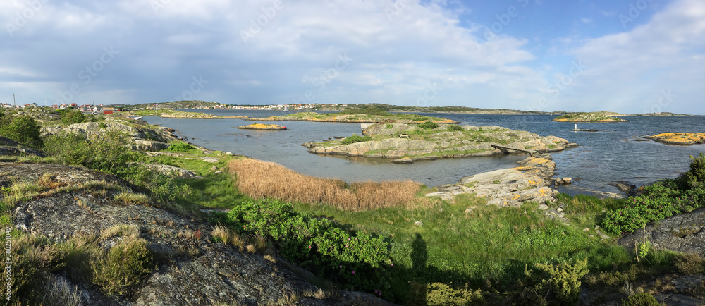 Obraz premium Picturesque rocky Swedish sea coast