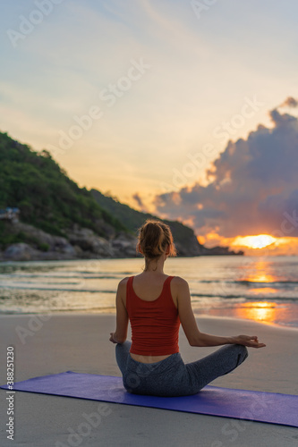 Obraz na płótnie Young healthy woman practicing yoga w salonie