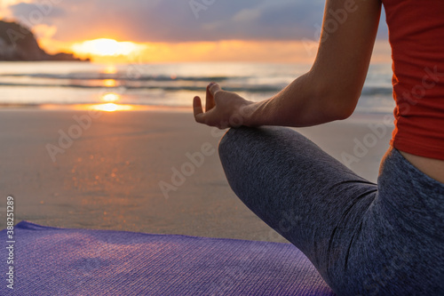 Obraz na płótnie Yoga meditation, woman meditating w salonie